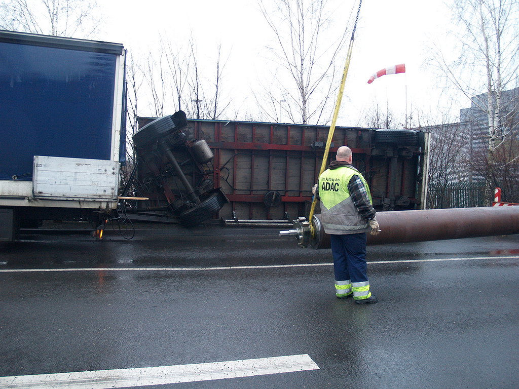 LKW Anhaenger umgekippt Koeln Niehl Geestemuenderstr Industriestr P57.JPG